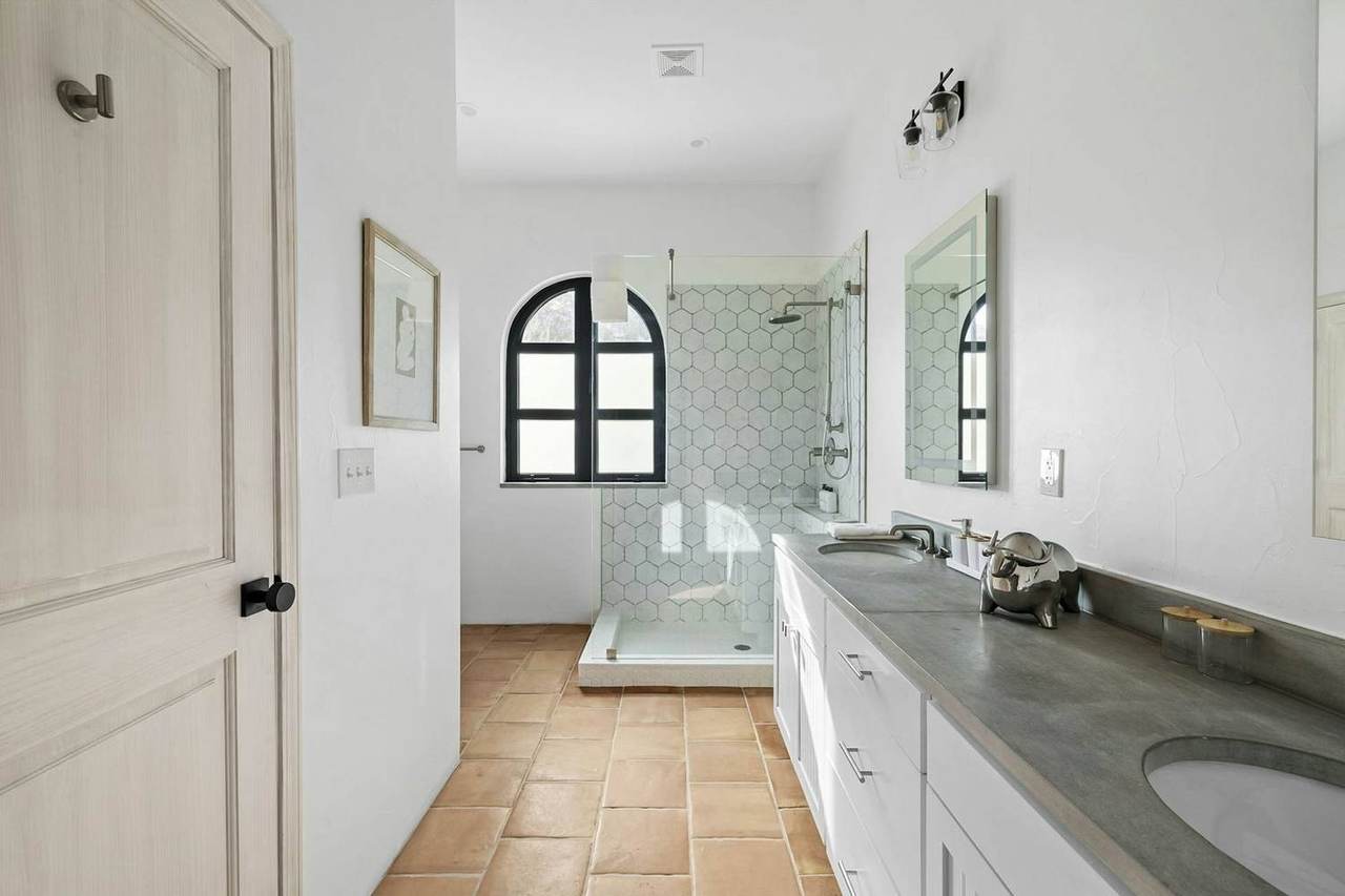 Villa 7 at Las Luces Village: an ensuite bathroom with a walk-in shower